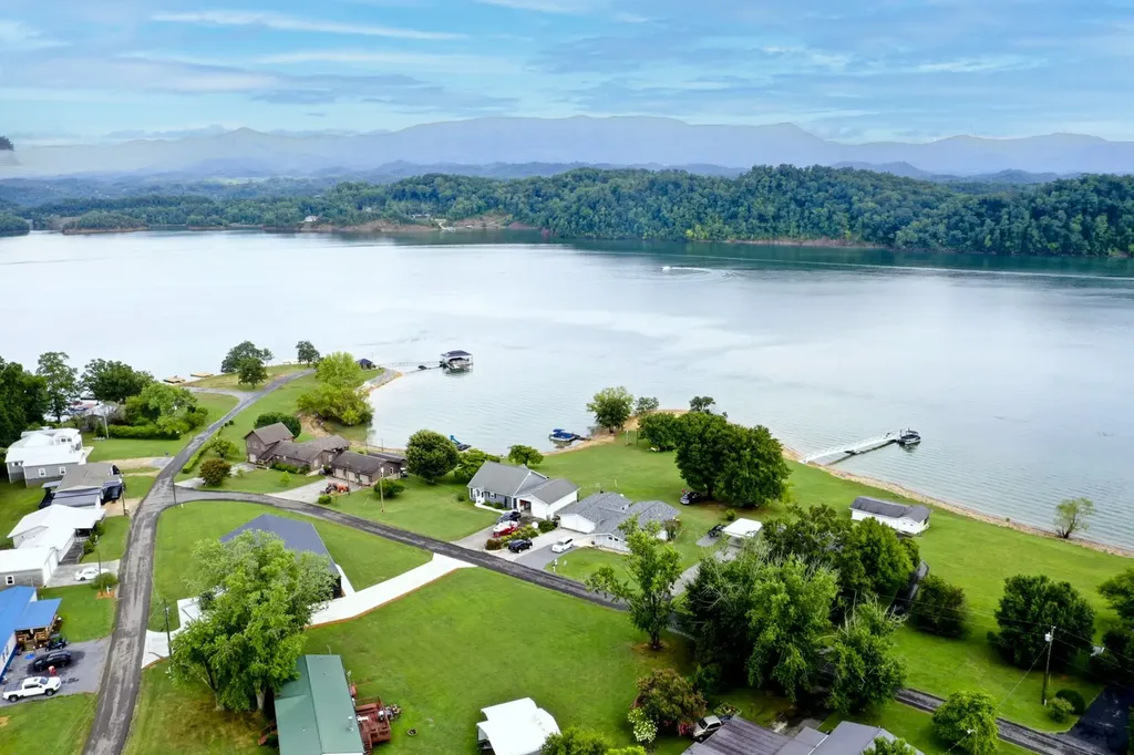 1648 Canal Lane Dandridge TN 37725