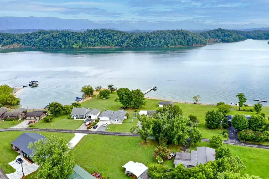 1648 Canal Lane Dandridge TN 37725