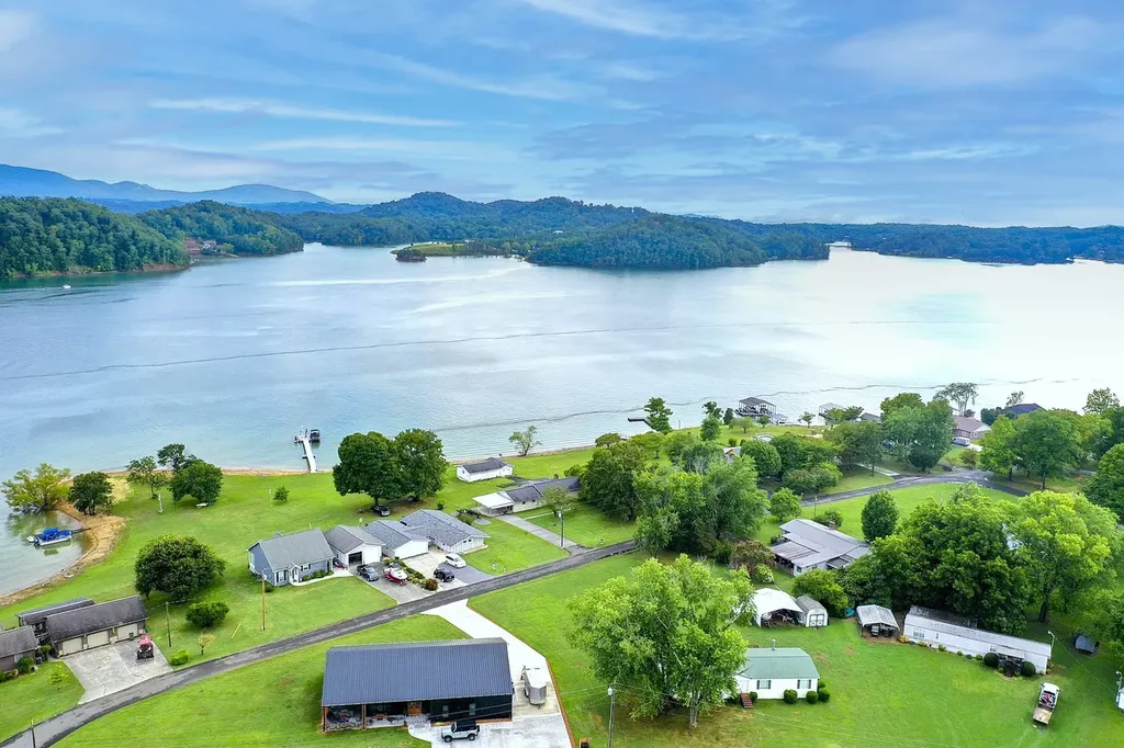 1648 Canal Lane Dandridge TN 37725