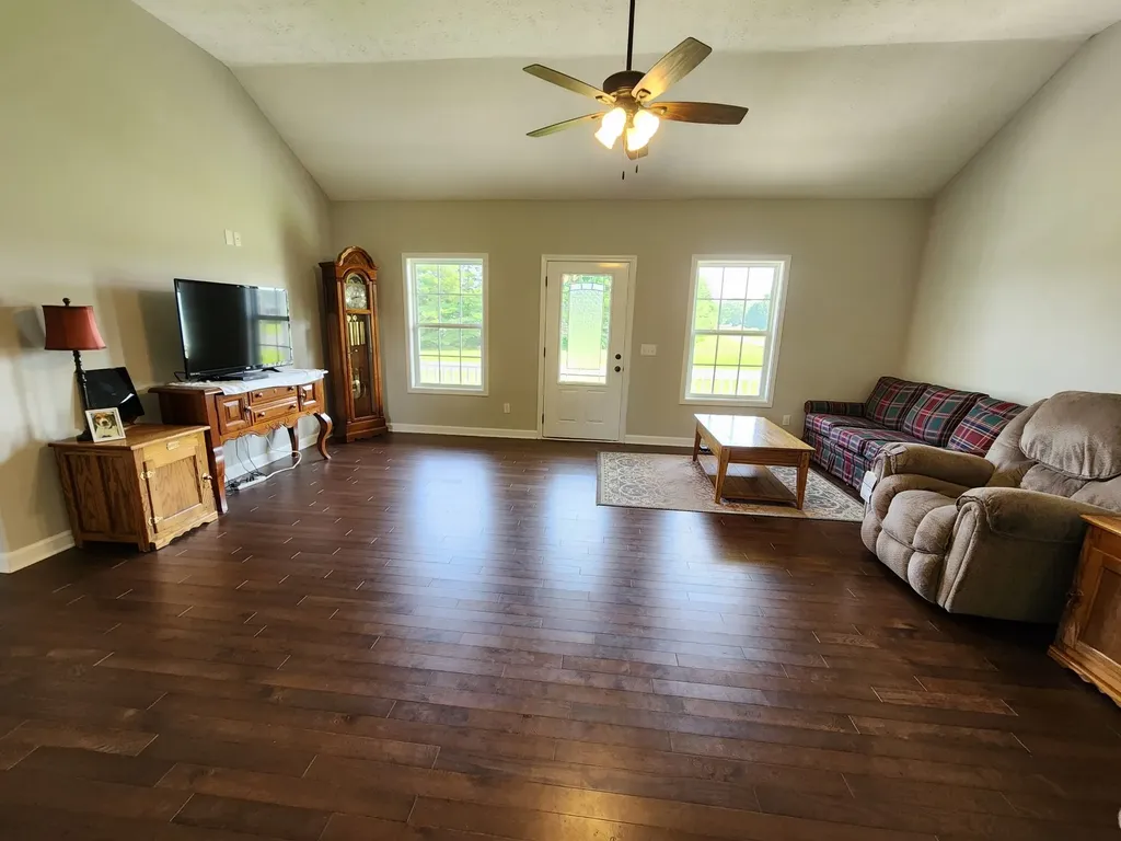 4574 Long Creek Road Lafayette TN 37083