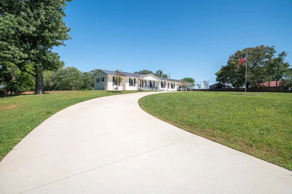 1448 Baker Lane Lawrenceburg TN 38464
