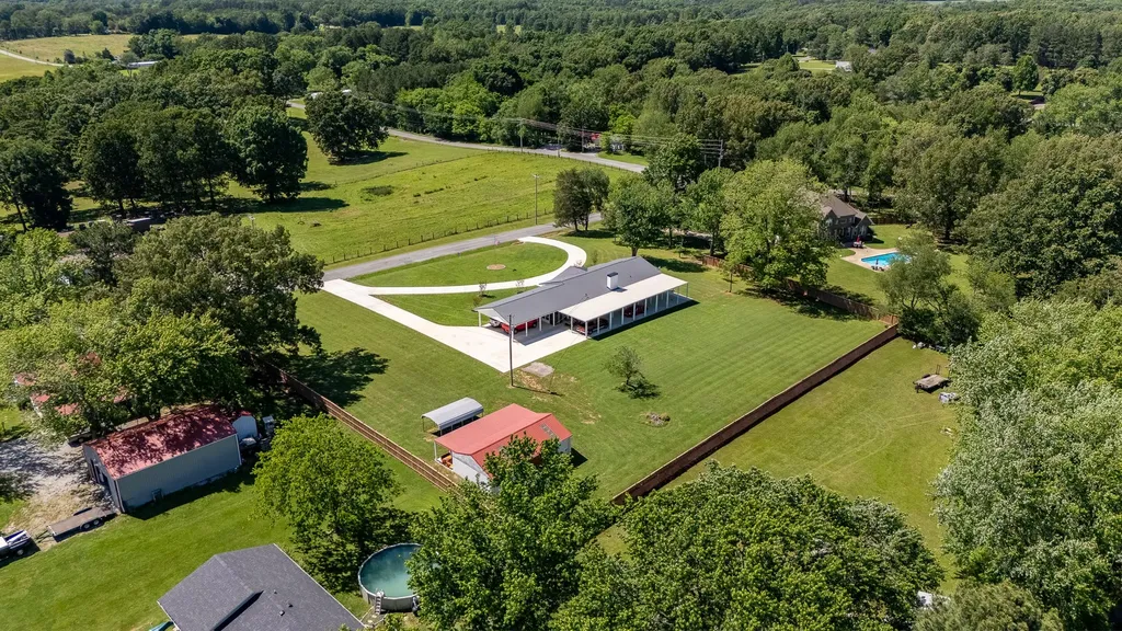 1448 Baker Lane Lawrenceburg TN 38464