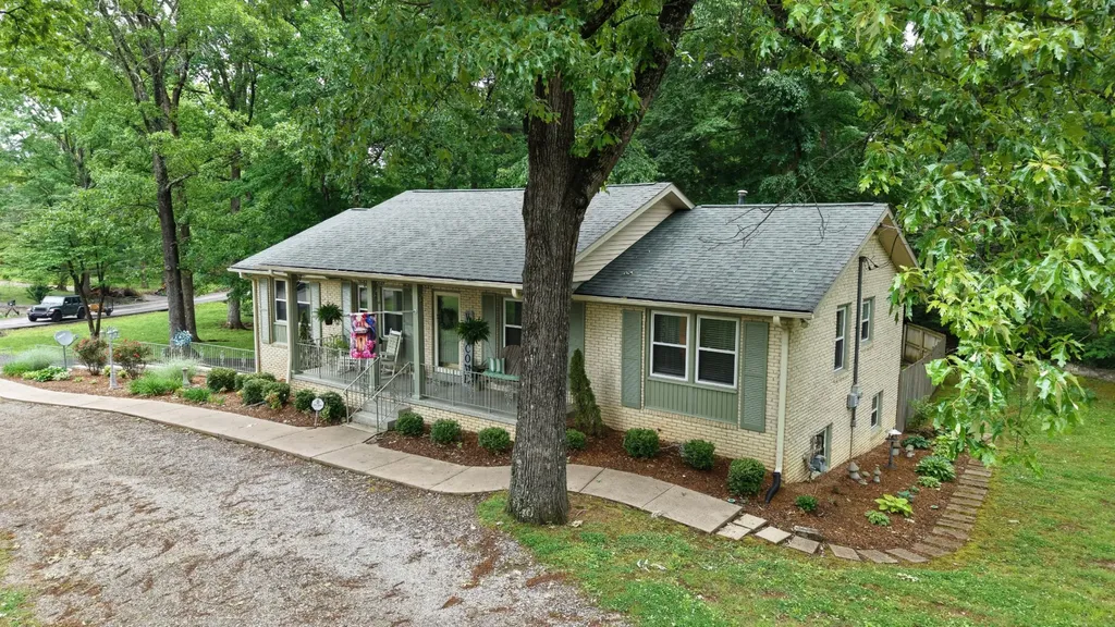 100 Canary Drive Dickson TN 37055