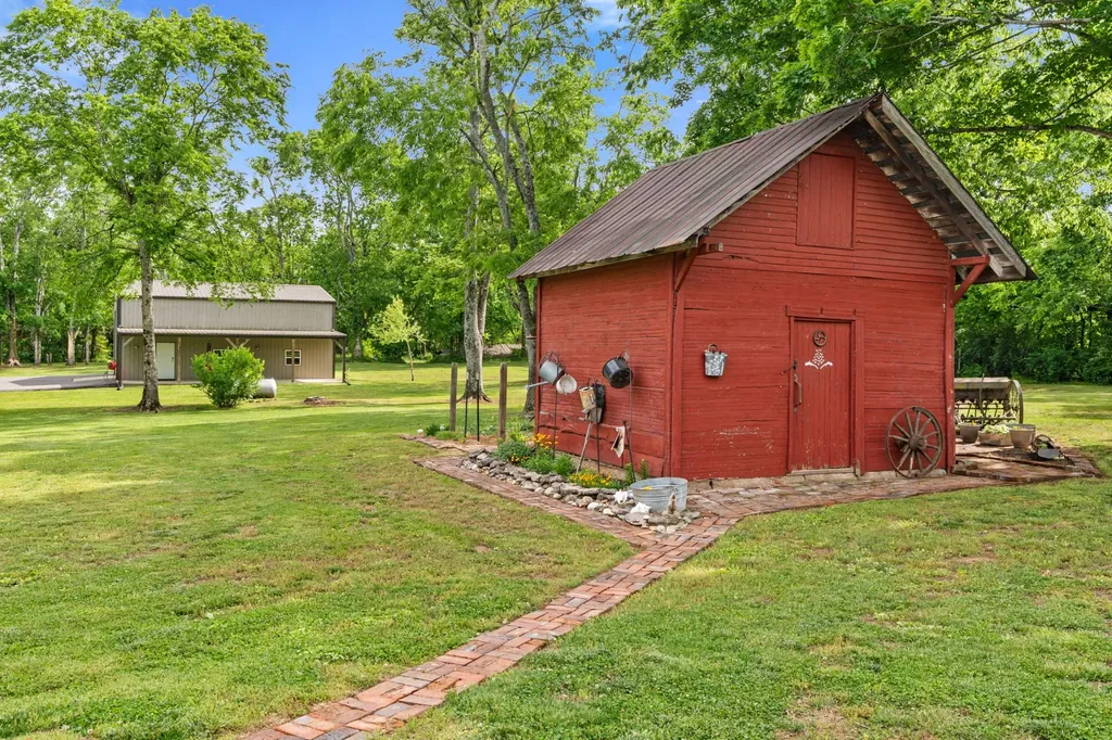 587A Douglas Lane Gallatin TN 37066