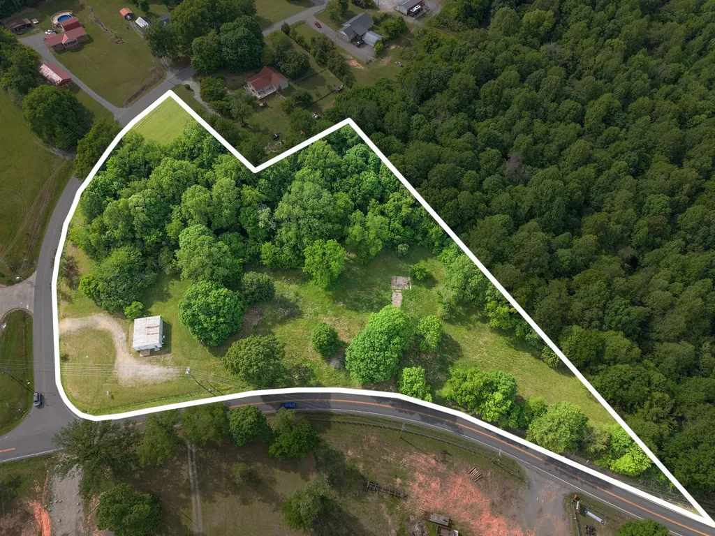 2815 Highway 49, E Charlotte TN 37036