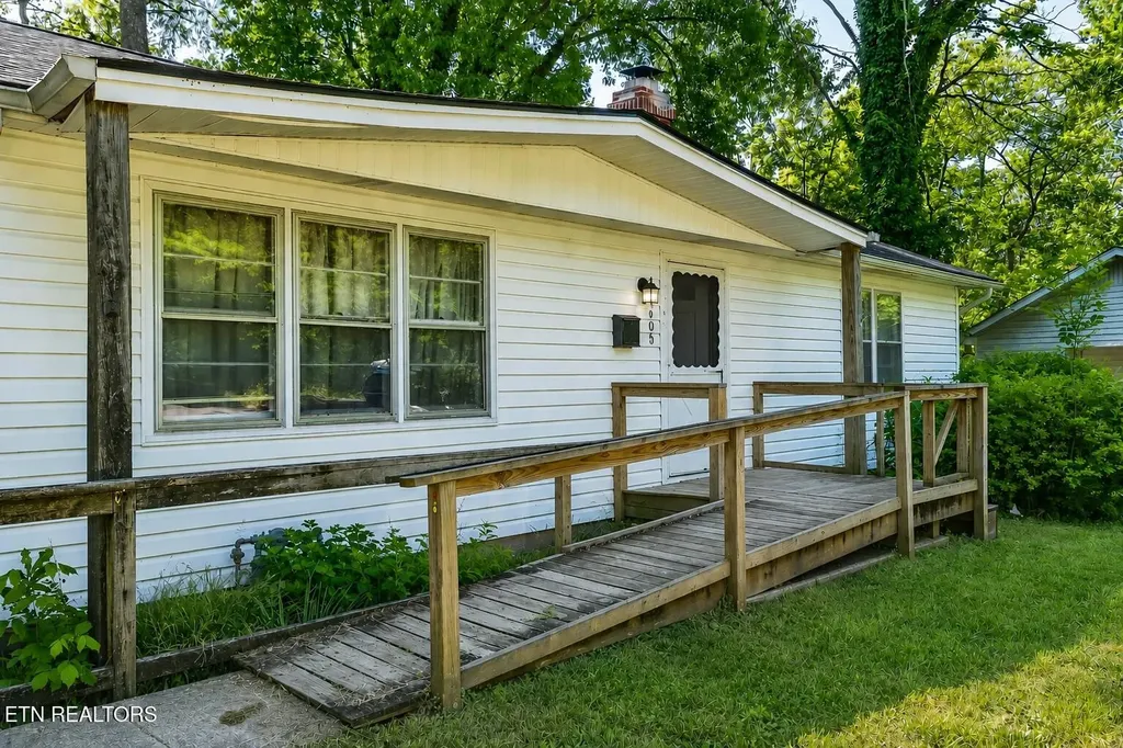 105 Rand Circle Oak Ridge TN 37830