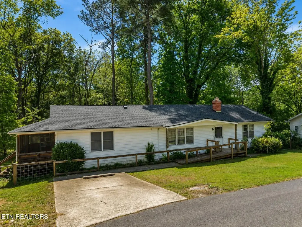 105 Rand Circle Oak Ridge TN 37830