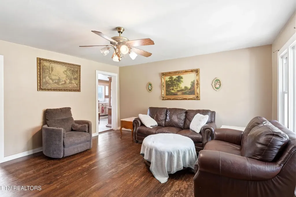824 Oliver Springs Highway Clinton TN 37716