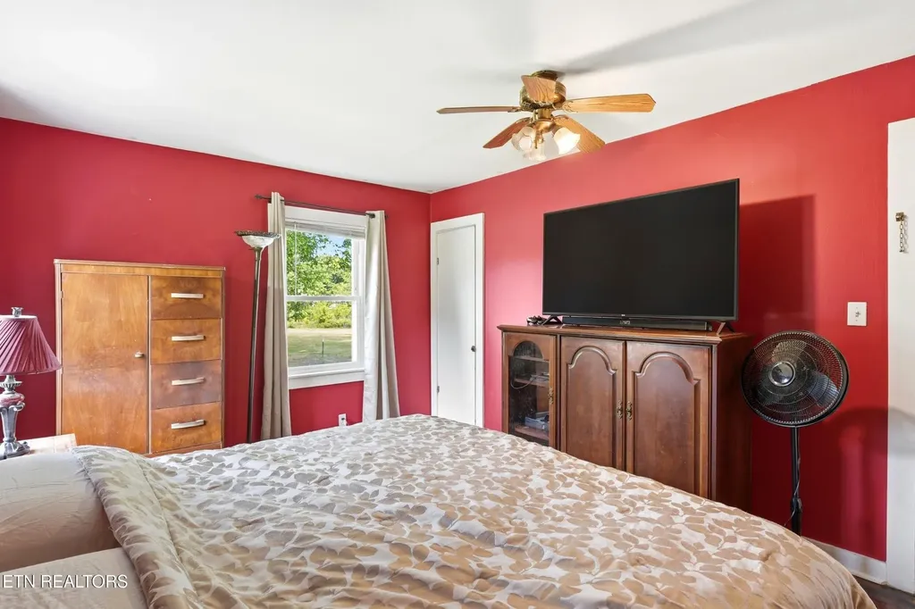 824 Oliver Springs Highway Clinton TN 37716