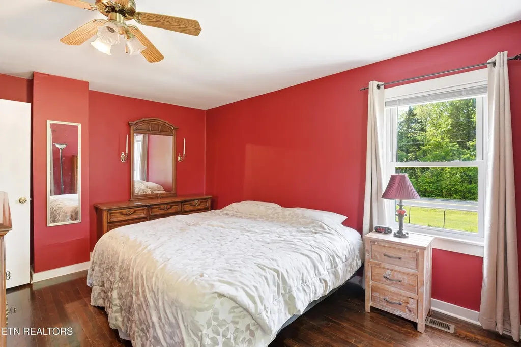 824 Oliver Springs Highway Clinton TN 37716