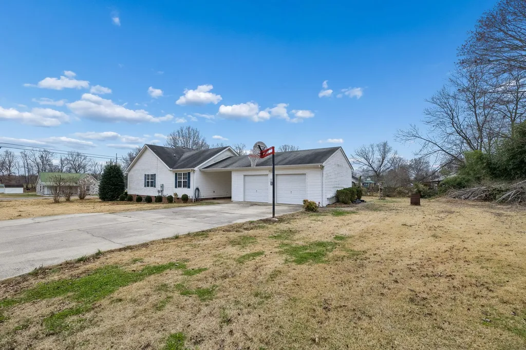 301 W King Street Morrison TN 37357
