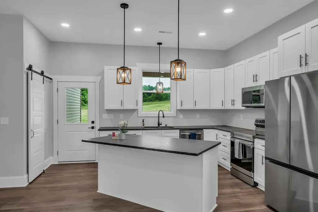 682 E Piney Road, E Dickson TN 37055