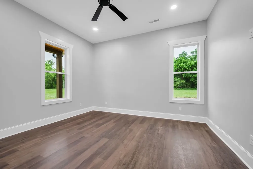 682 E Piney Road, E Dickson TN 37055