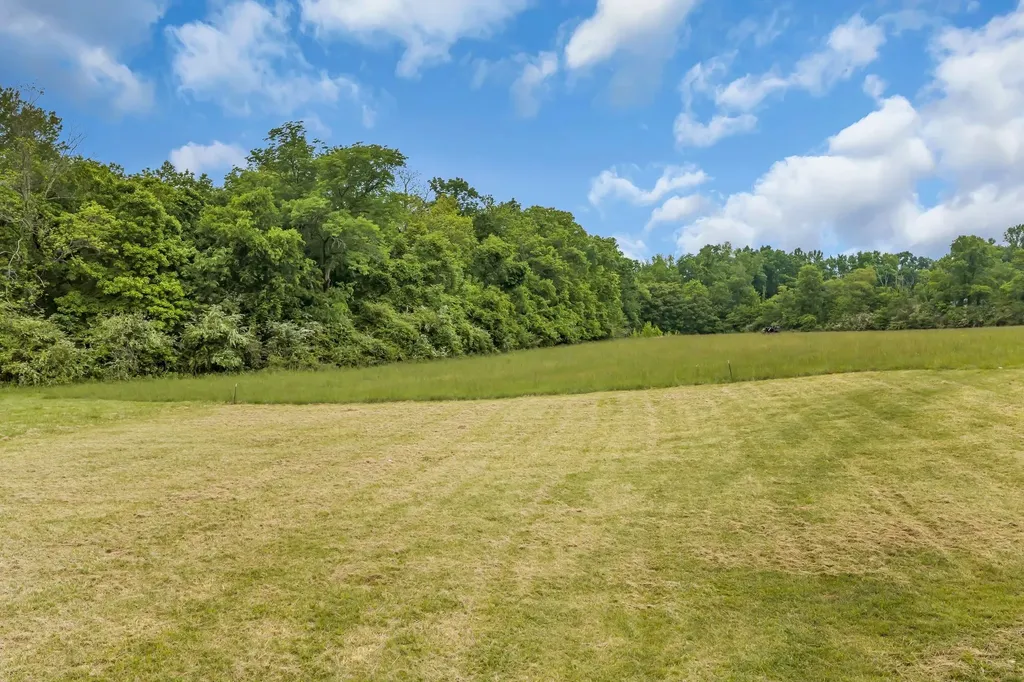 682 E Piney Road, E Dickson TN 37055