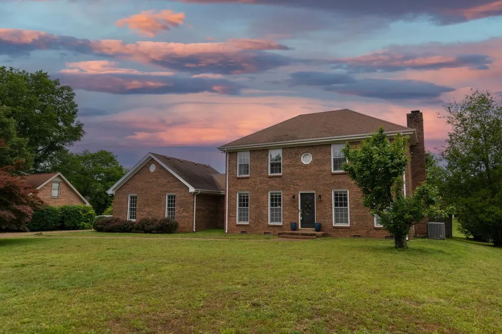 522 W Point Drive Clarksville TN 37043