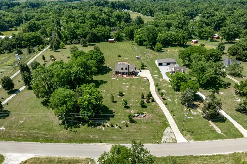 1412 Iron Bridge Road Columbia TN 38401