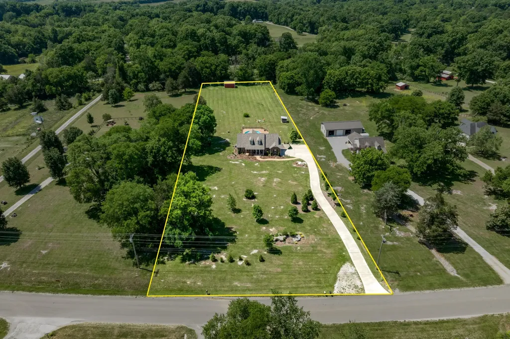 1412 Iron Bridge Road Columbia TN 38401