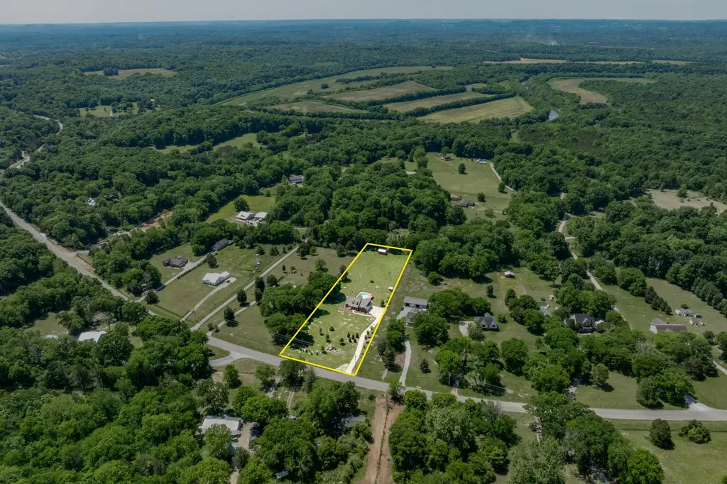 1412 Iron Bridge Road Columbia TN 38401