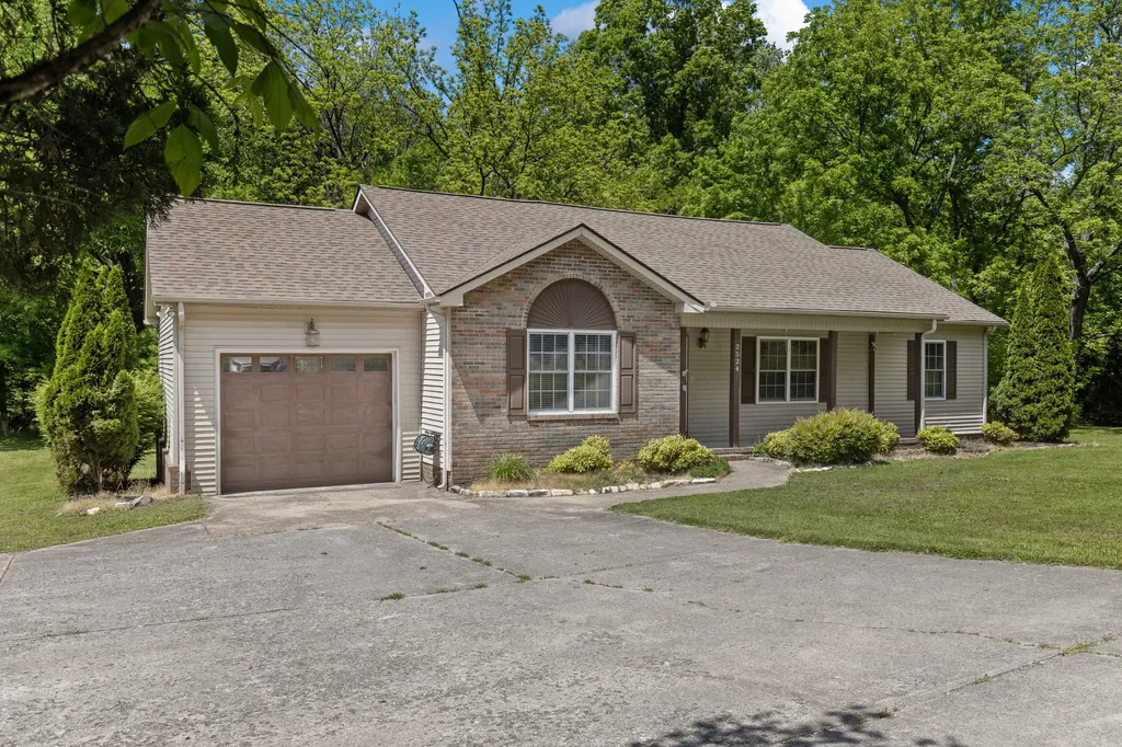 2524 Distillery Road Greenbrier TN 37073