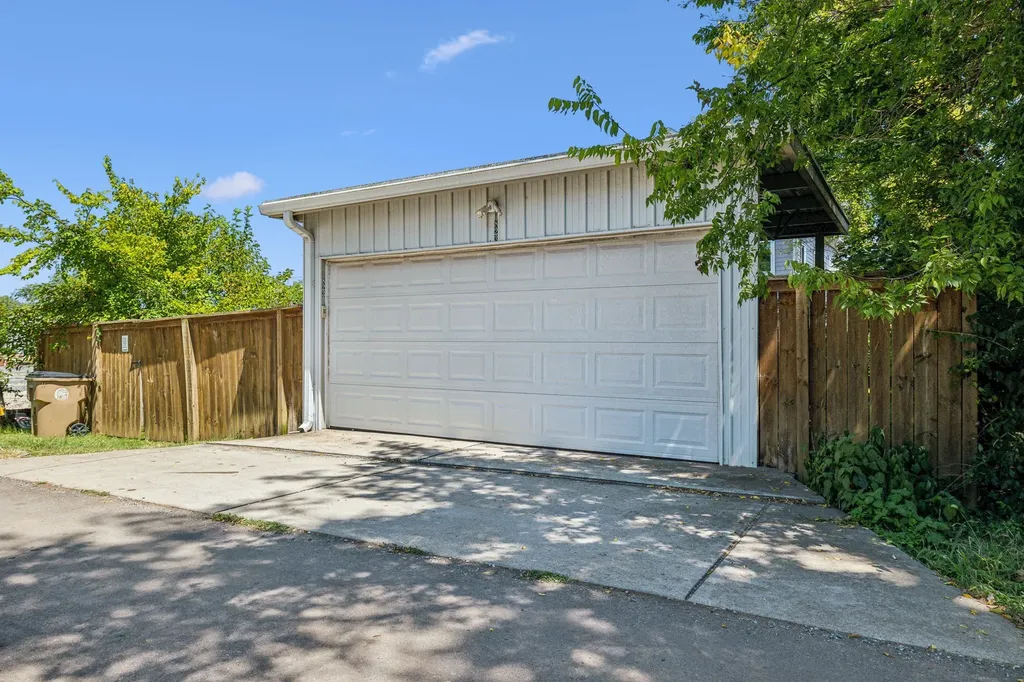 1823 3rd Ave, N Nashville TN 37208