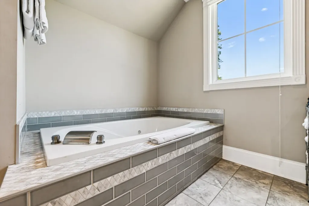 1823 3rd Ave, N Nashville TN 37208