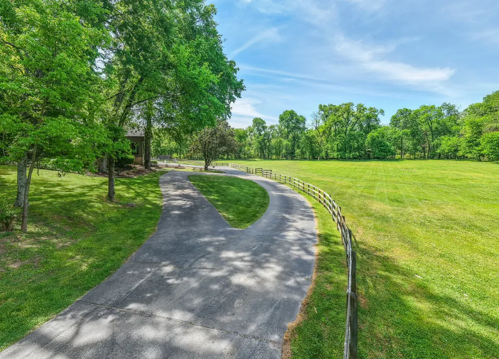 2153 Williamsport Pike Columbia TN 38401