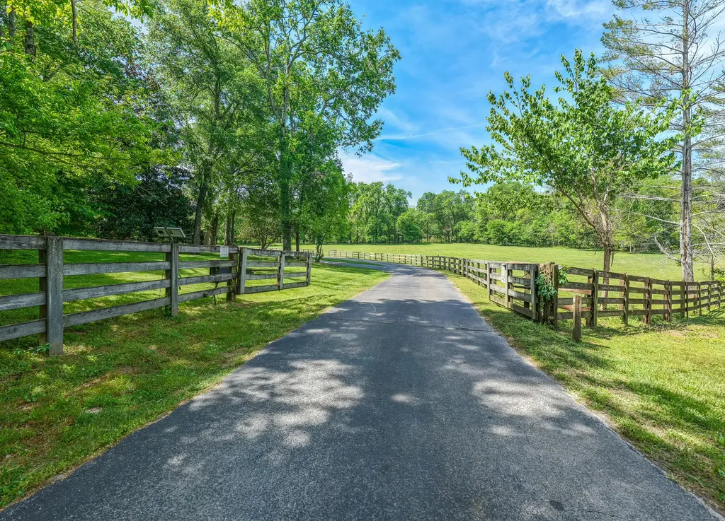 2153 Williamsport Pike Columbia TN 38401