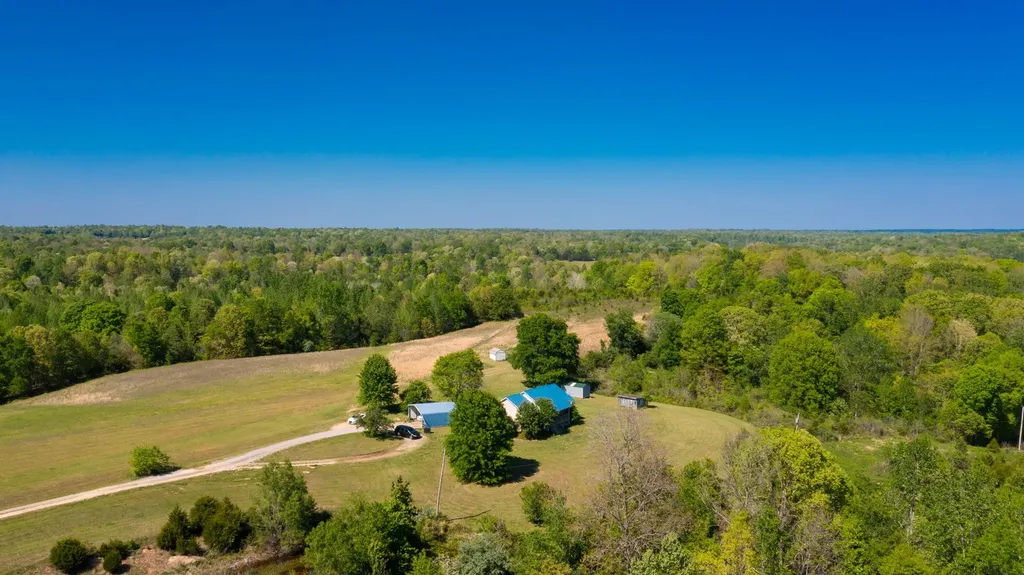 881 Coaling Road Charlotte TN 37036