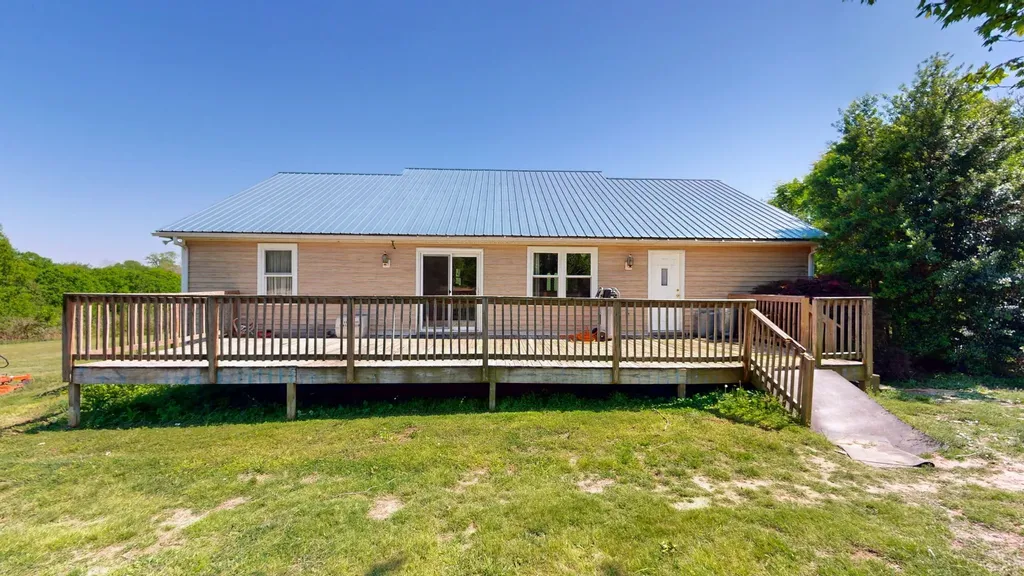 881 Coaling Road Charlotte TN 37036