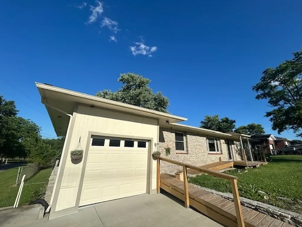 2002 King Dr, S Fayetteville TN 37334