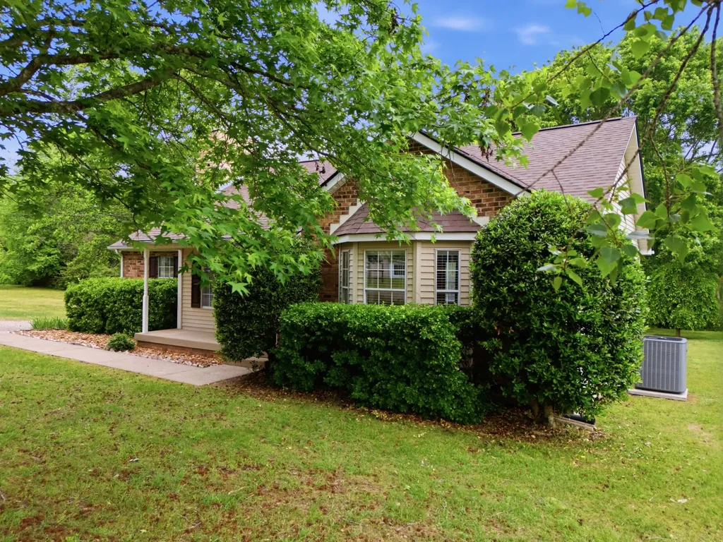 1019 Willowbank Dr, S Ashland City TN 37015