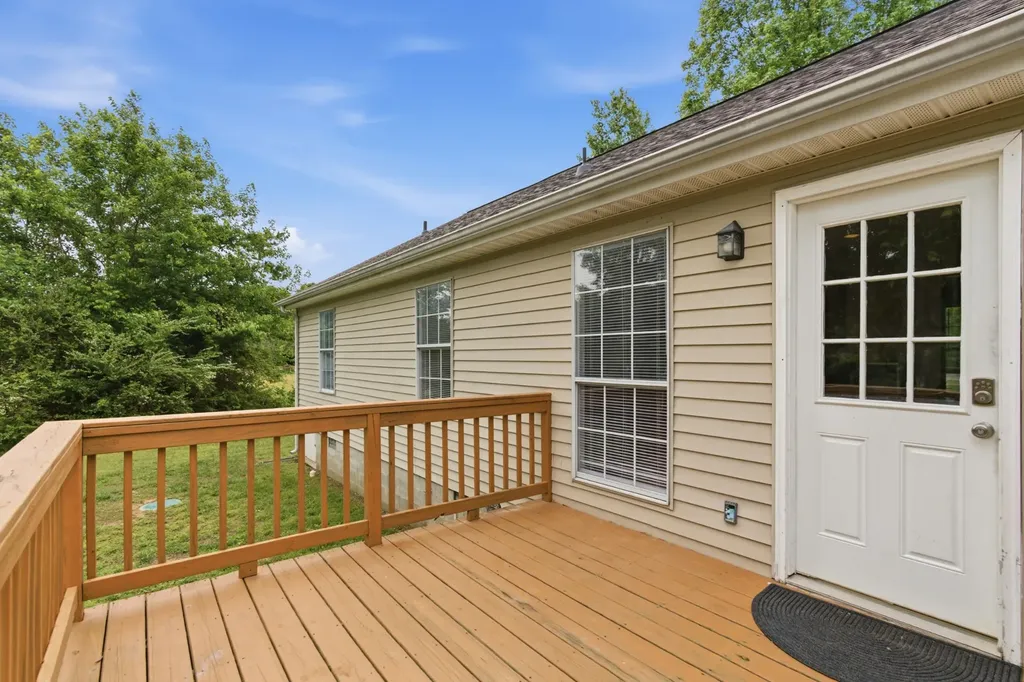 1019 Willowbank Dr, S Ashland City TN 37015