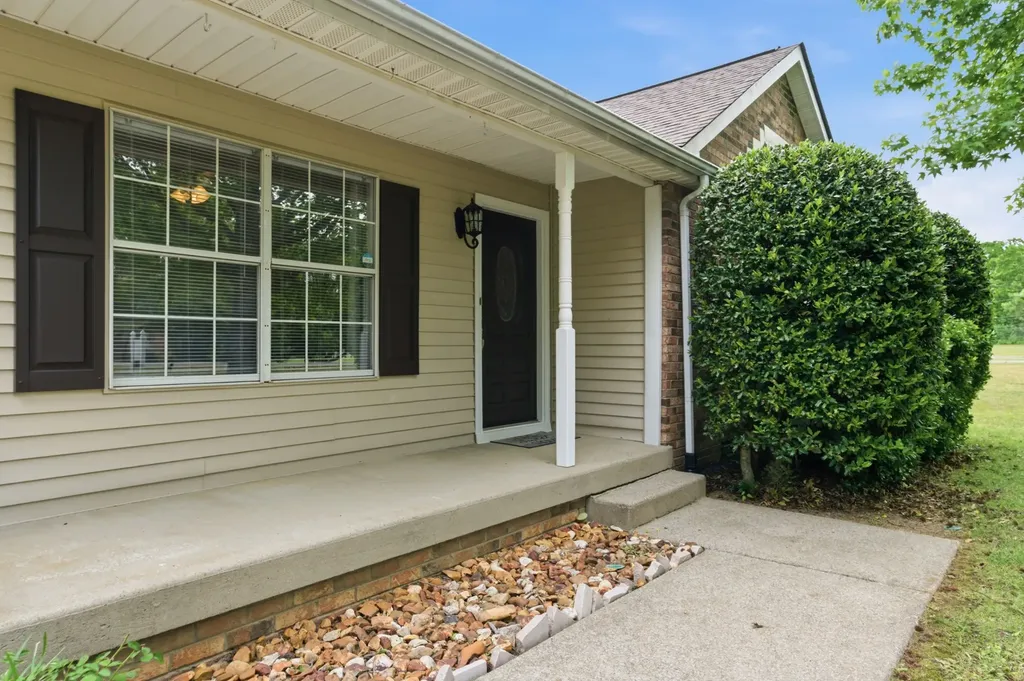 1019 Willowbank Dr, S Ashland City TN 37015
