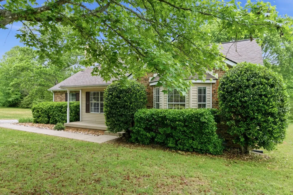 1019 Willowbank Dr, S Ashland City TN 37015