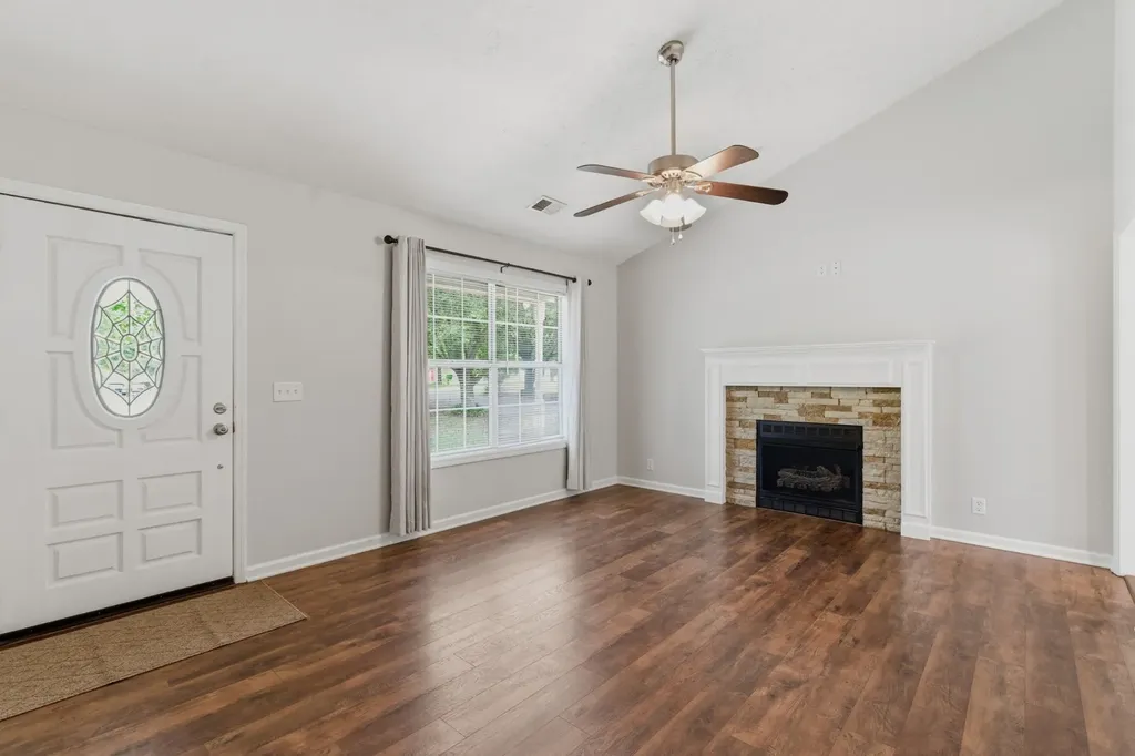 1019 Willowbank Dr, S Ashland City TN 37015