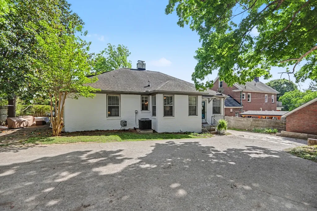 703 5th Ave, W Springfield TN 37172