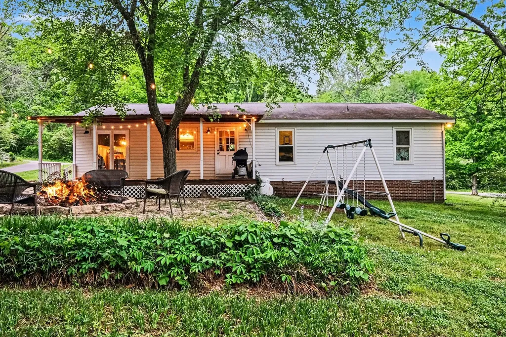 2020 Estes Lane Columbia TN 38401
