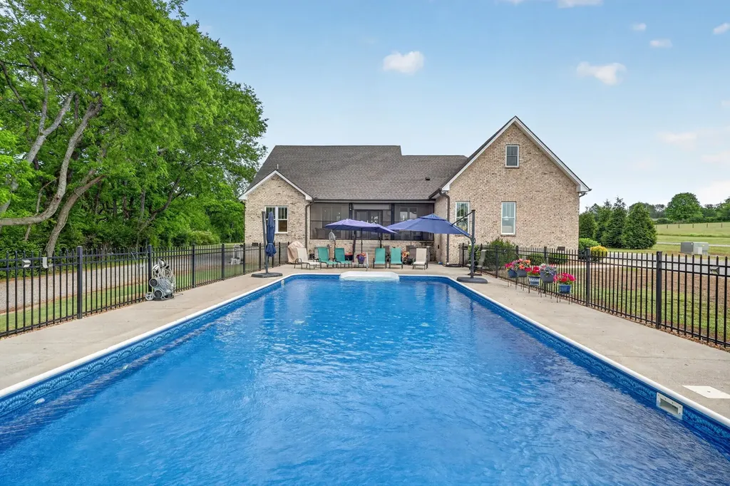923 Dobbins Pike Gallatin TN 37066