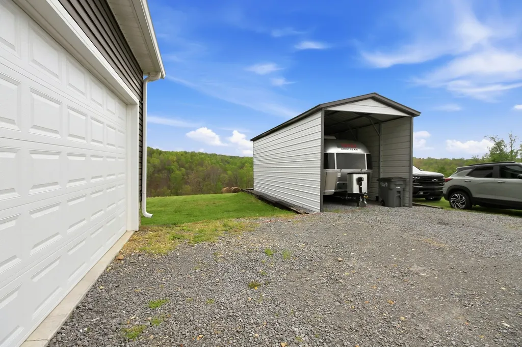 1885 Oak Grove Road Red Boiling Springs TN 37150