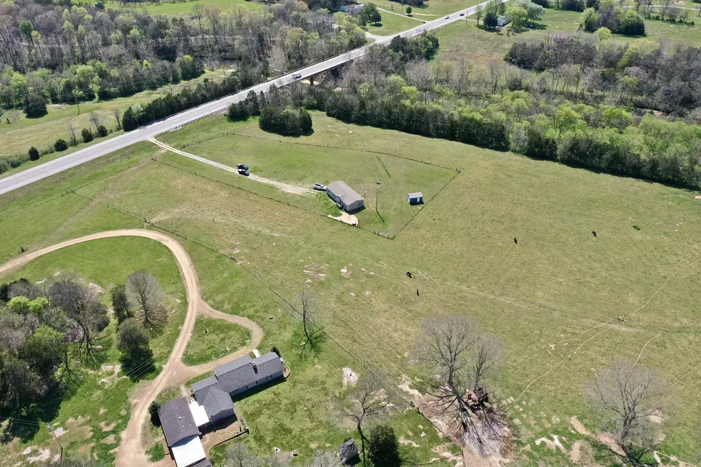 2089 Bear Creek Pike Columbia TN 38401