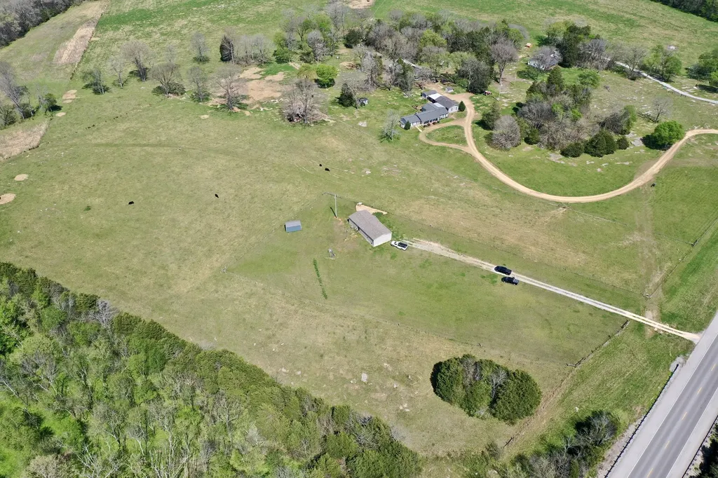 2089 Bear Creek Pike Columbia TN 38401