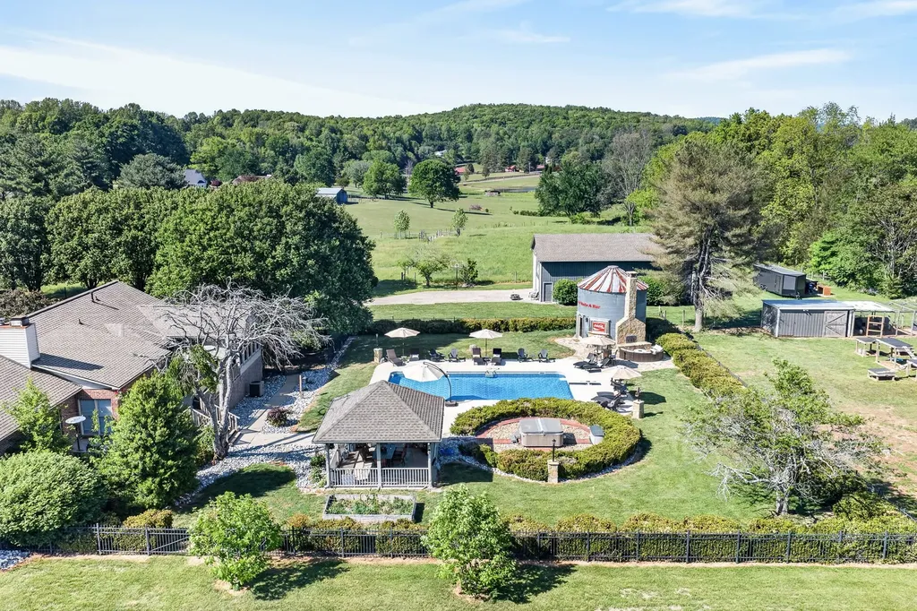 2235 Hidden Cove Road Cookeville TN 38506