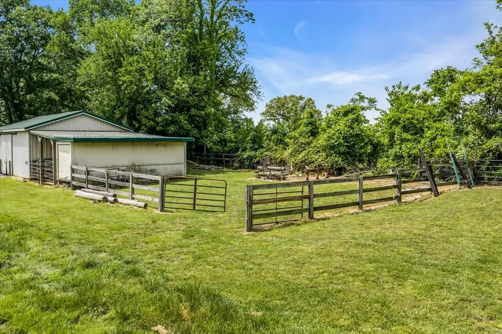 1555 Charles Bell Road Clarksville TN 37040