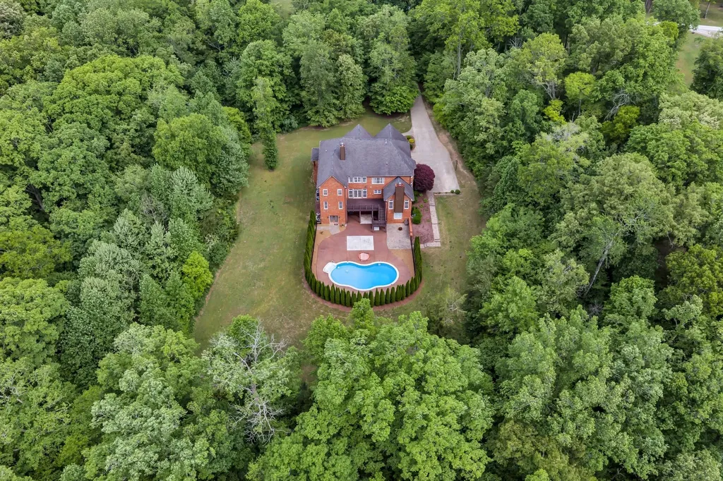 1032 Dogwood Lane Burns TN 37029