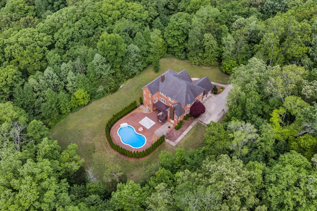 1032 Dogwood Lane Burns TN 37029