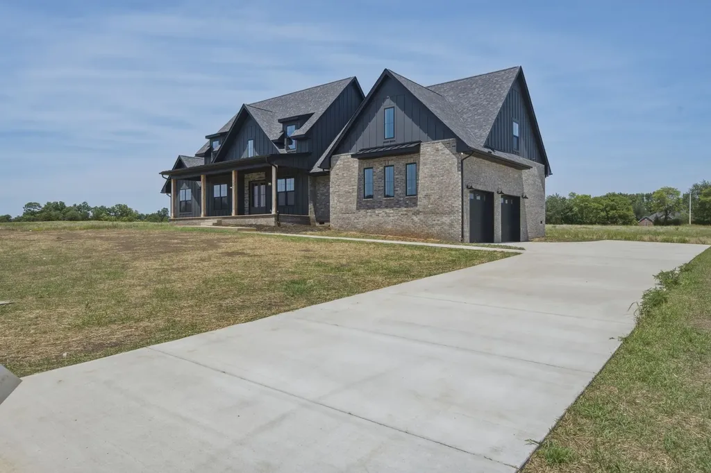 5022 Royal View Way Clarksville TN 37040