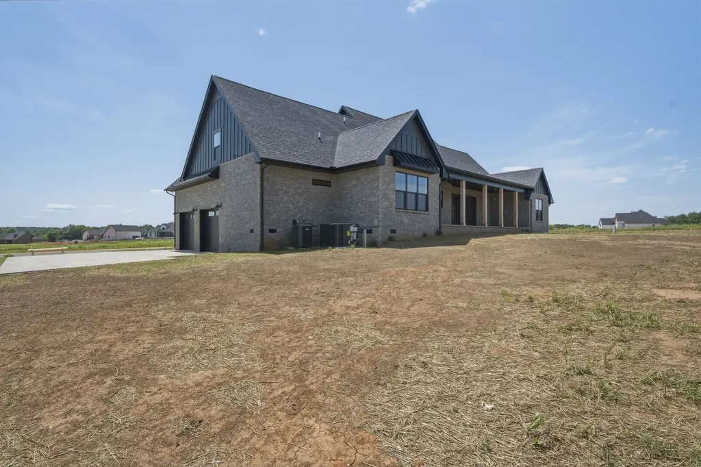 5022 Royal View Way Clarksville TN 37040