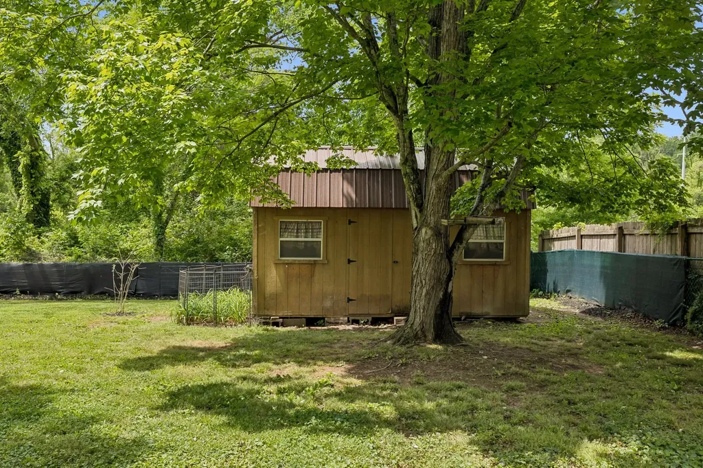 205 Riverside Dr, N Carthage TN 37030