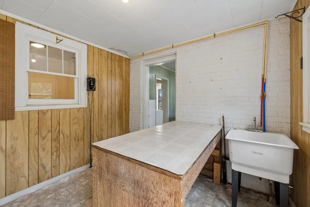 77 Main St, E Gordonsville TN 38563