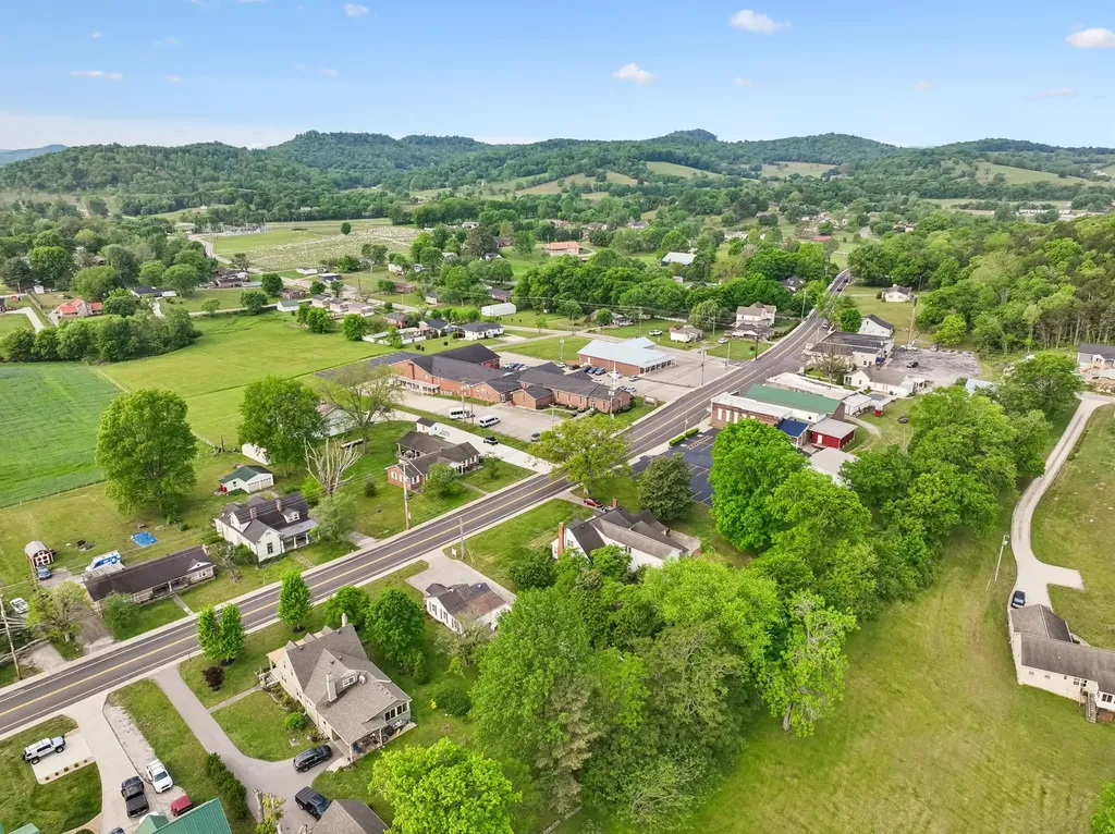 77 Main St, E Gordonsville TN 38563